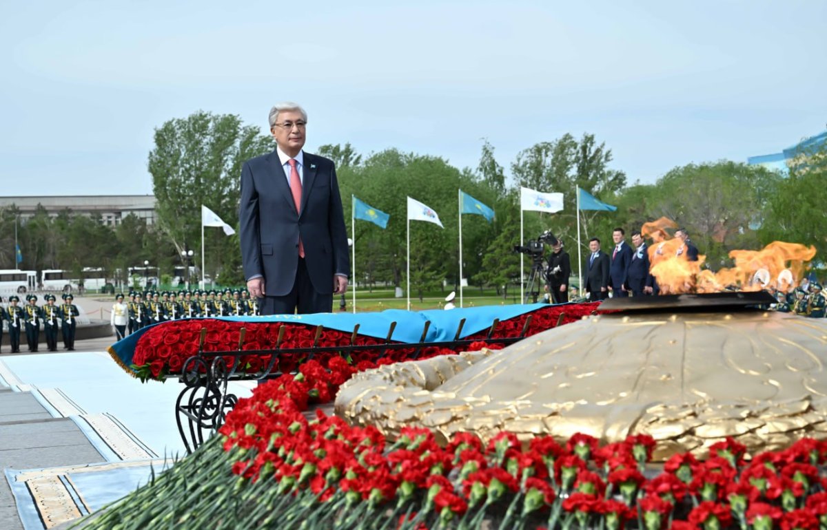 Касым-Жомарт Токаев возложил цветы к монументу «Отан Ана»