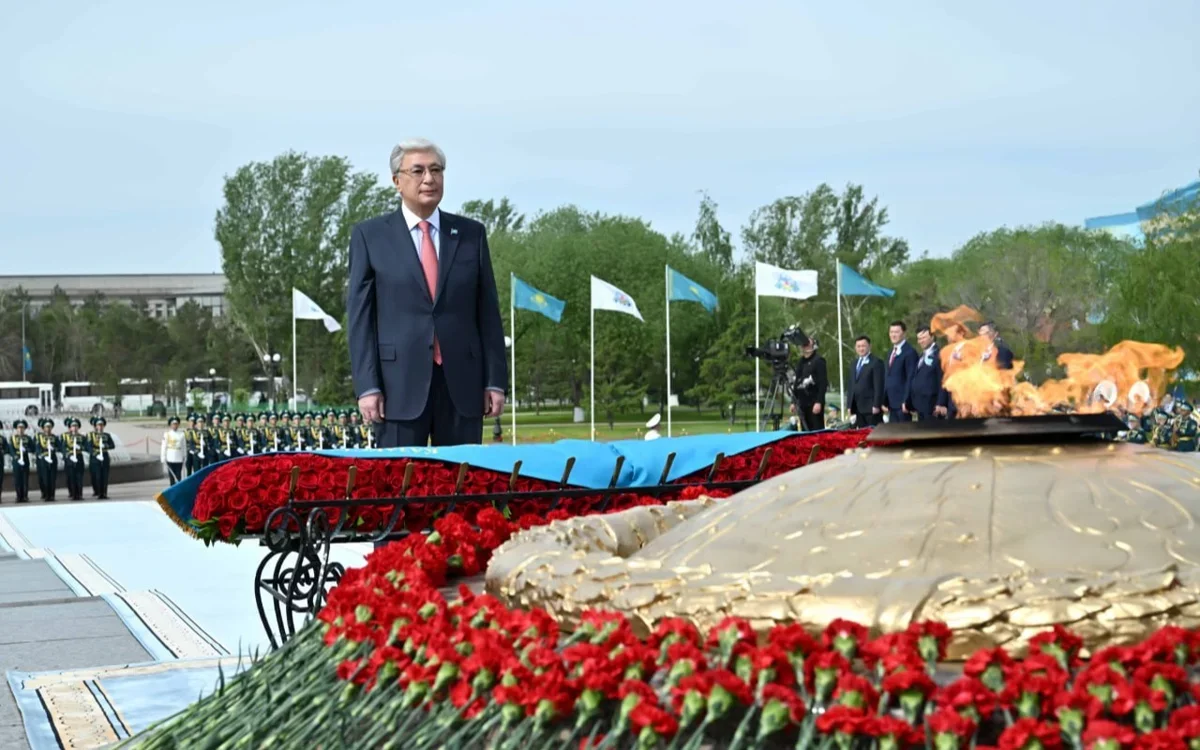 Қасым-Жомарт Тоқаев «Отан Ана» монументіне гүл шоғын қойды