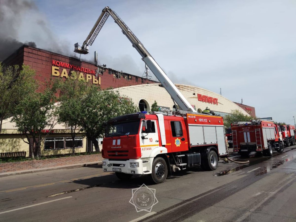 Сотни покупателей эвакуировали с горящего столичного рынка