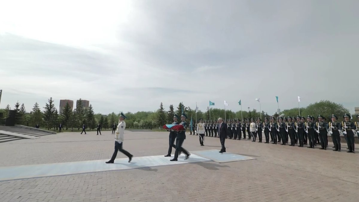 Касым-Жомарт Токаев возложил цветы к монументу «Отан Ана»