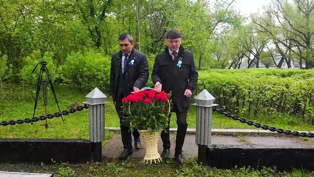 Активисты партии «Amanat» возложили цветы к памятникам погибших воинов Великой Отечественной войны в Петропавловске