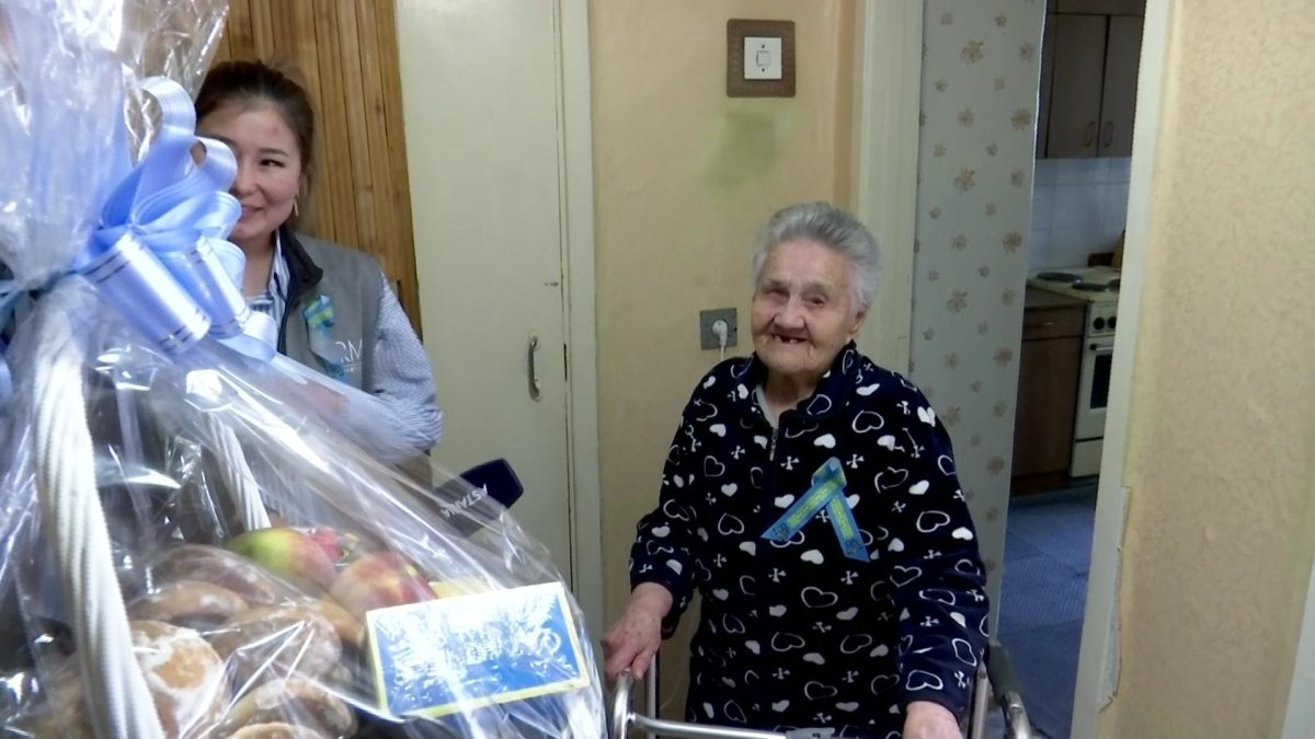 Волонтеры подарили продуктовые корзины павлодарским труженикам тыла