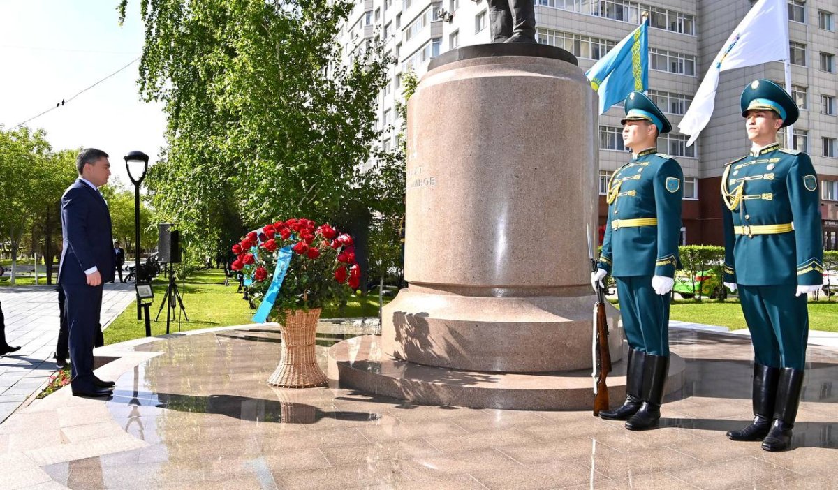 Бектенов возложил цветы к памятнику легендарному казахстанскому летчику Талгату Бегельдинову