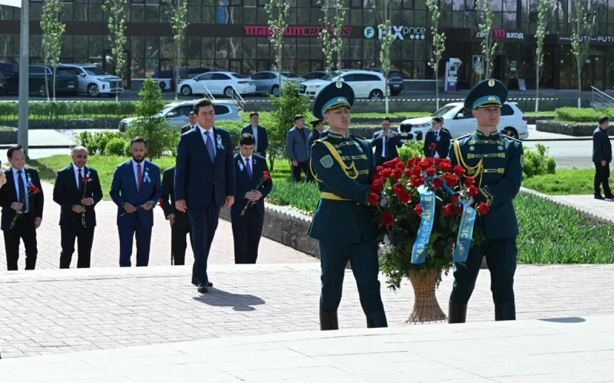 Мәжіліс төрағасы Бауыржан Момышұлының ескерткішіне гүл шоқтарын қойды