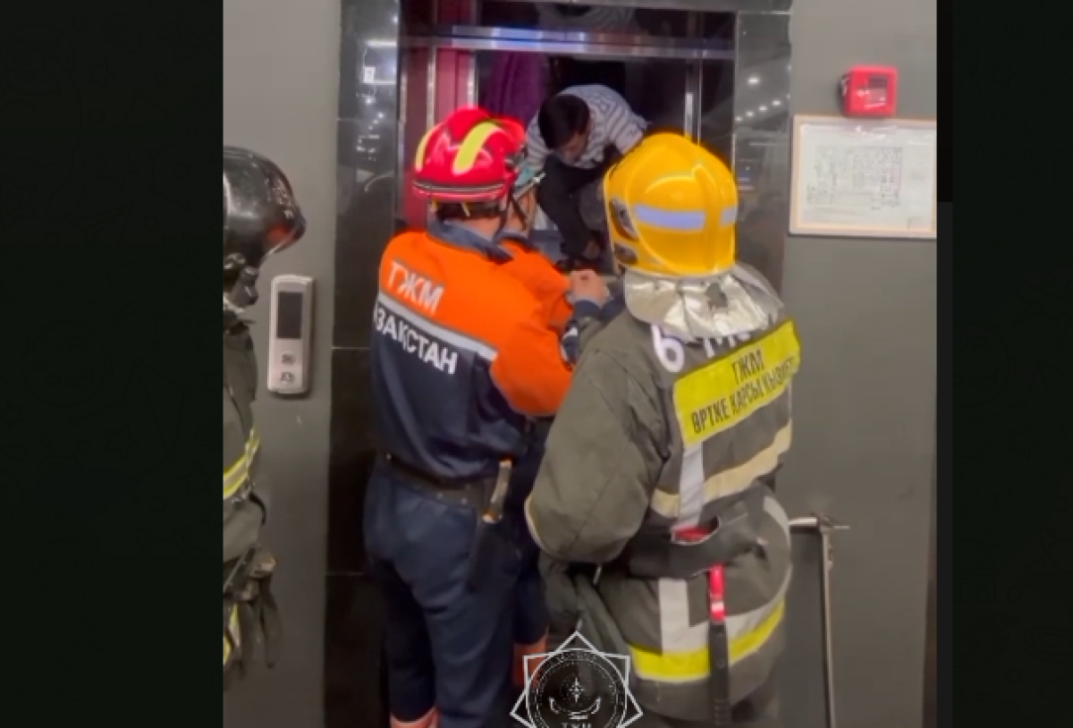 Трое астанчан застряли в лифте с младенцем