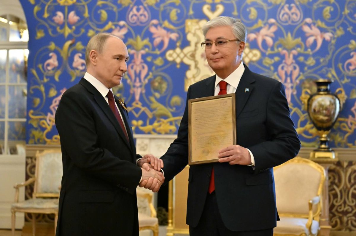 Путин Тоқаевқа архивтен алынған Қазақстан Президентінің әкесі, гвардия сержанты Кемел Тоқаевты марапаттау парағын табыстады