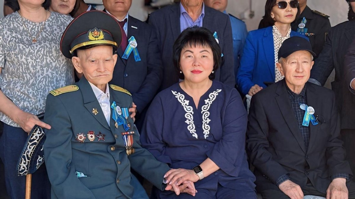 102-летнему ветерану из ВКО подарили автомобиль
