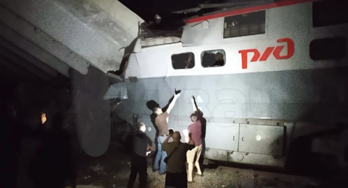 Семь человек погибли и почти 70 пострадали при обрушении моста с поездом в России