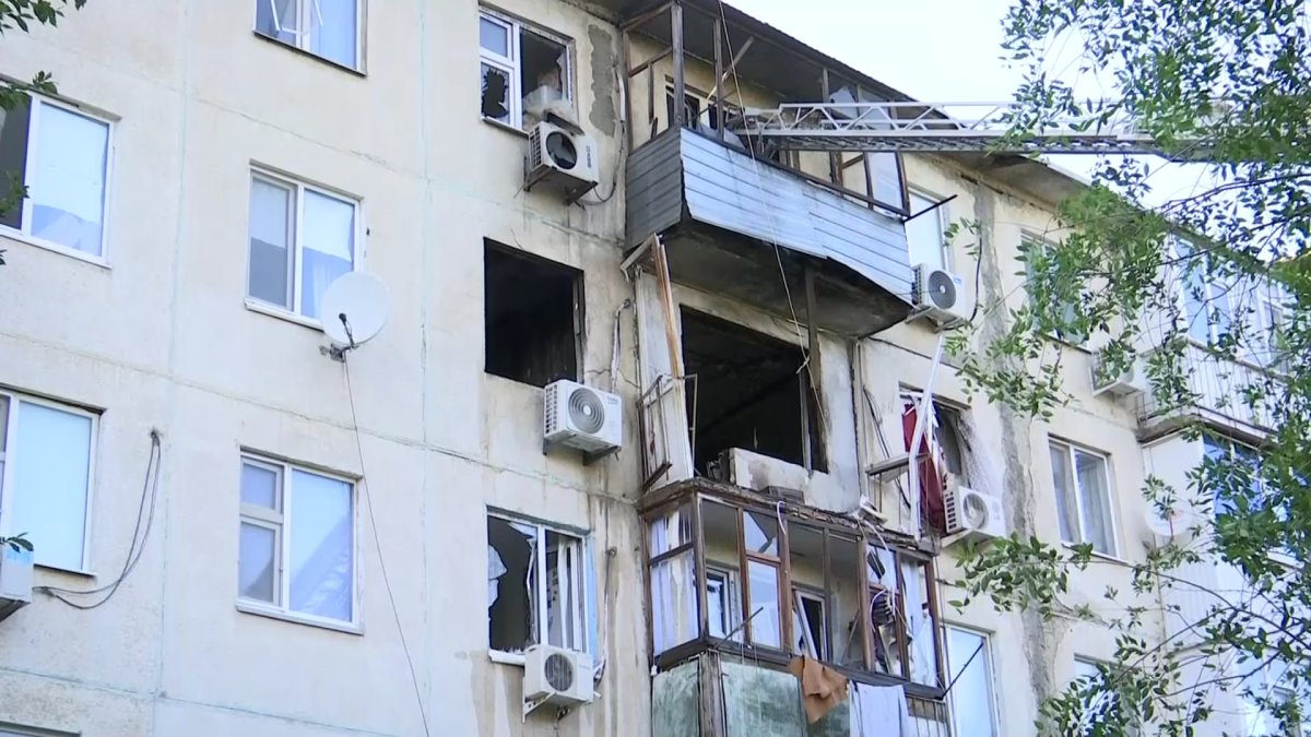 Ақтөбеде жарылыс болып, төбесі ортасына түскен көпқабатты үй тұрғындары пәтерлеріне оралуға қорқып отыр