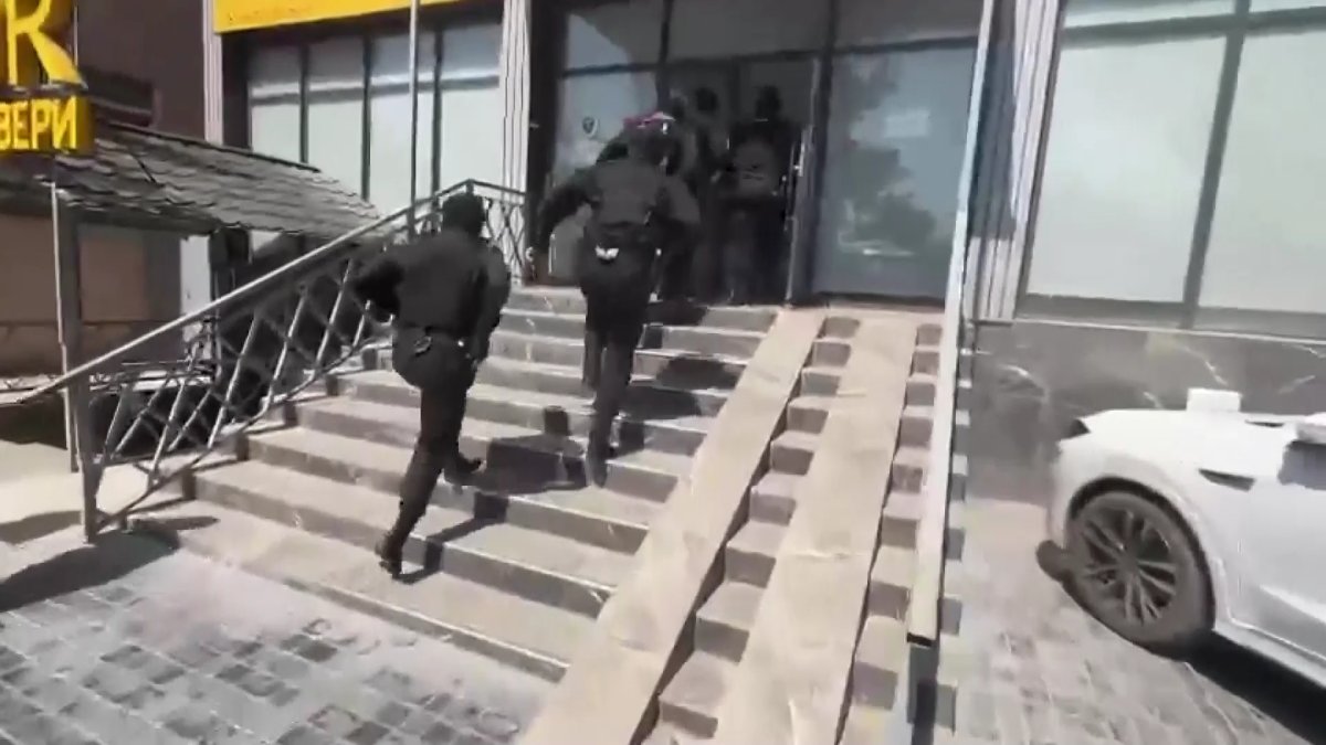 Қылмыстық топ қазақстандықтардың жеке деректерін сатқан