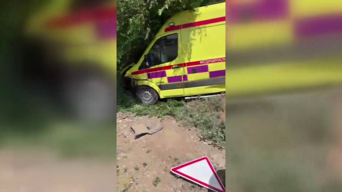 Жедел жәрдем көлігі бағдаршамға тоқтамай, төрт адам зардап шекті