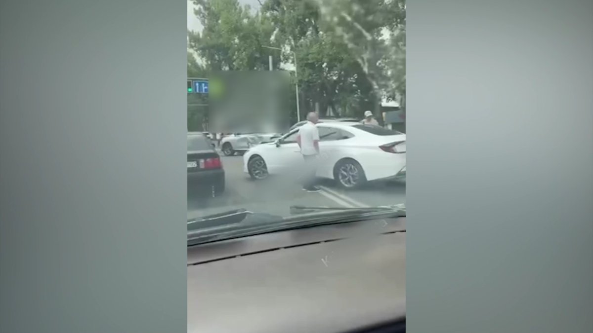 Алматыда автобус бес көлікті соғып, алты адам ауыр жарақат алды