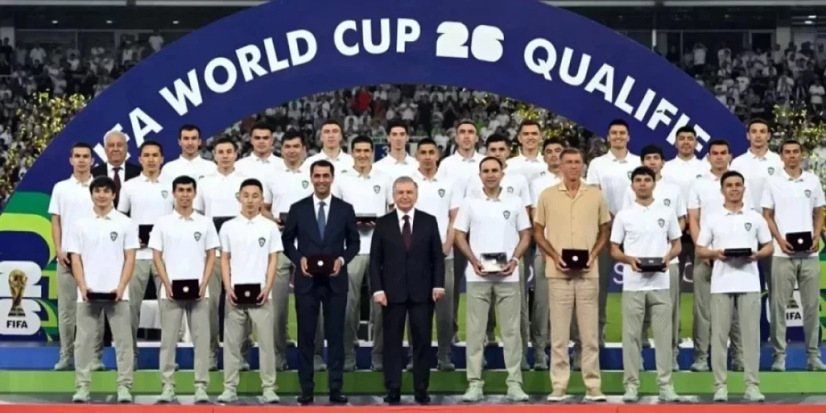 Өзбекстан президенті әлем чемпионатына шыққан футболшыларға 40 көлік пен мемлекеттік наградалар табыстады