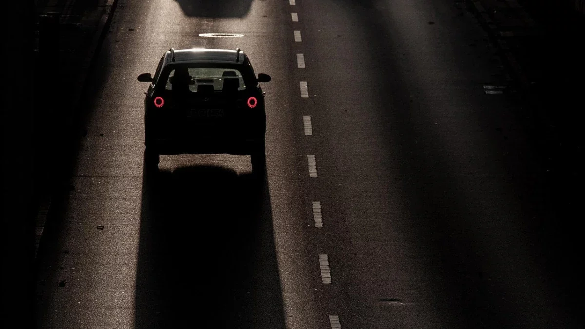 Қауіпті ойын: Балалар жүріп бара жатқан көлікке жармасты