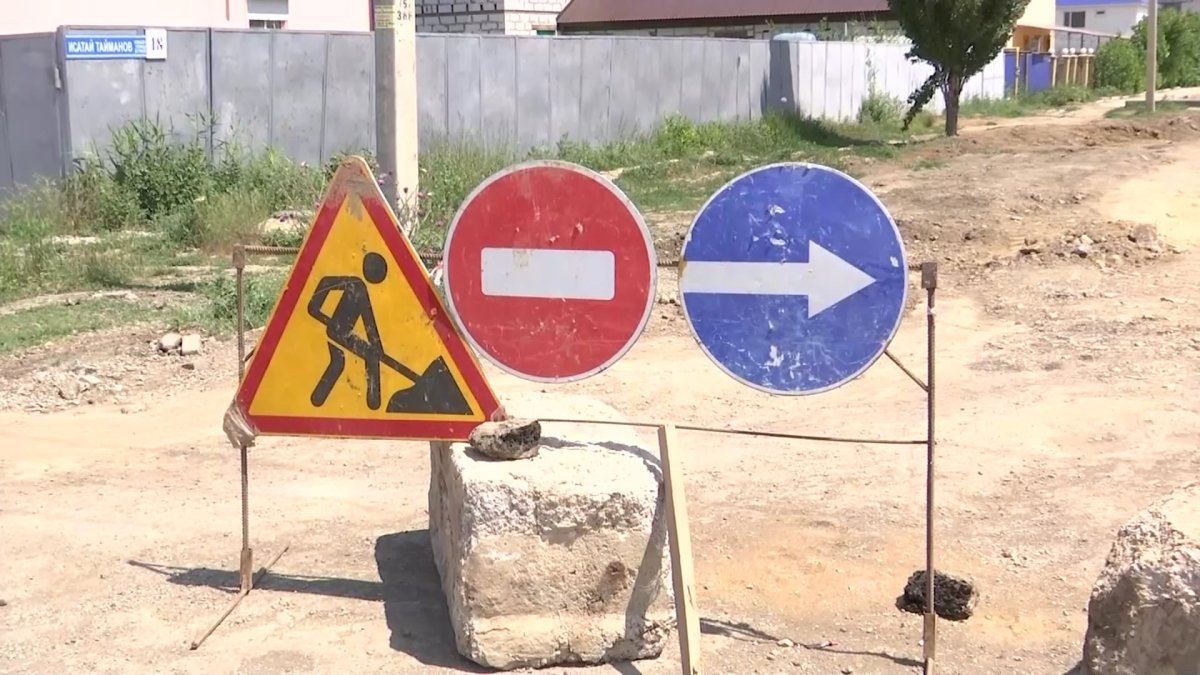 Жители микрорайона Актобе почти год не могут дождаться новую дорогу