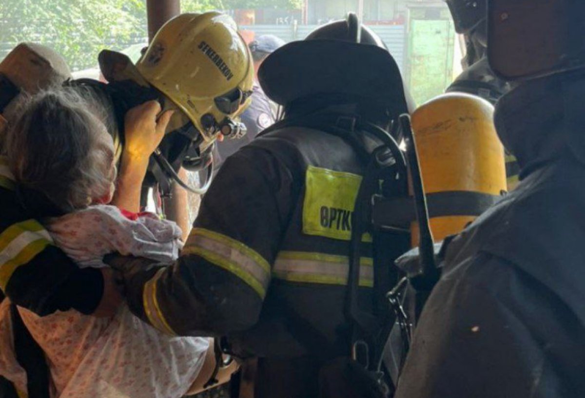87-летнюю женщину вынесли спасатели из пожара в Астане