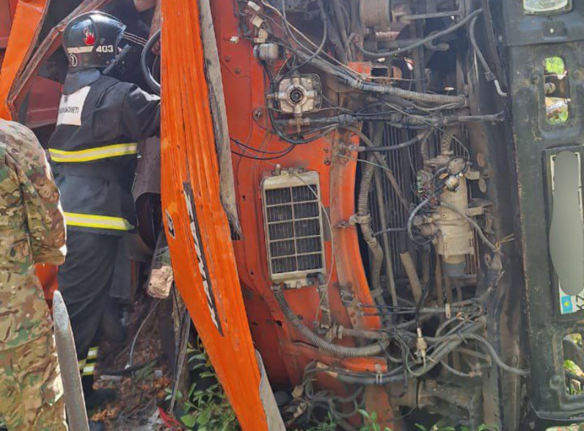Двух человек зажало в кабине искорёженного КАМАЗа в результате ДТП на трассе в СКО