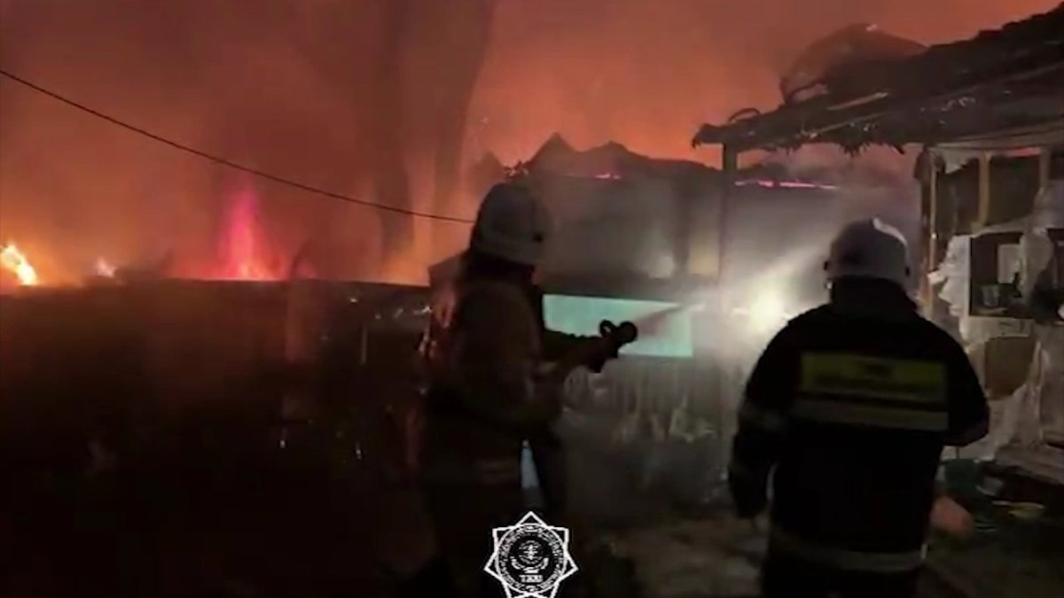 Алматыда өрт сөндіруге асыққан құтқарушылар көлігі жолда аударылып қалған