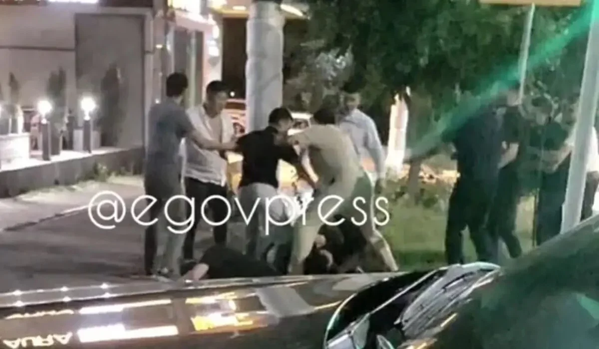 Алматының көшесінде төбелес шығарғандар ұсталды