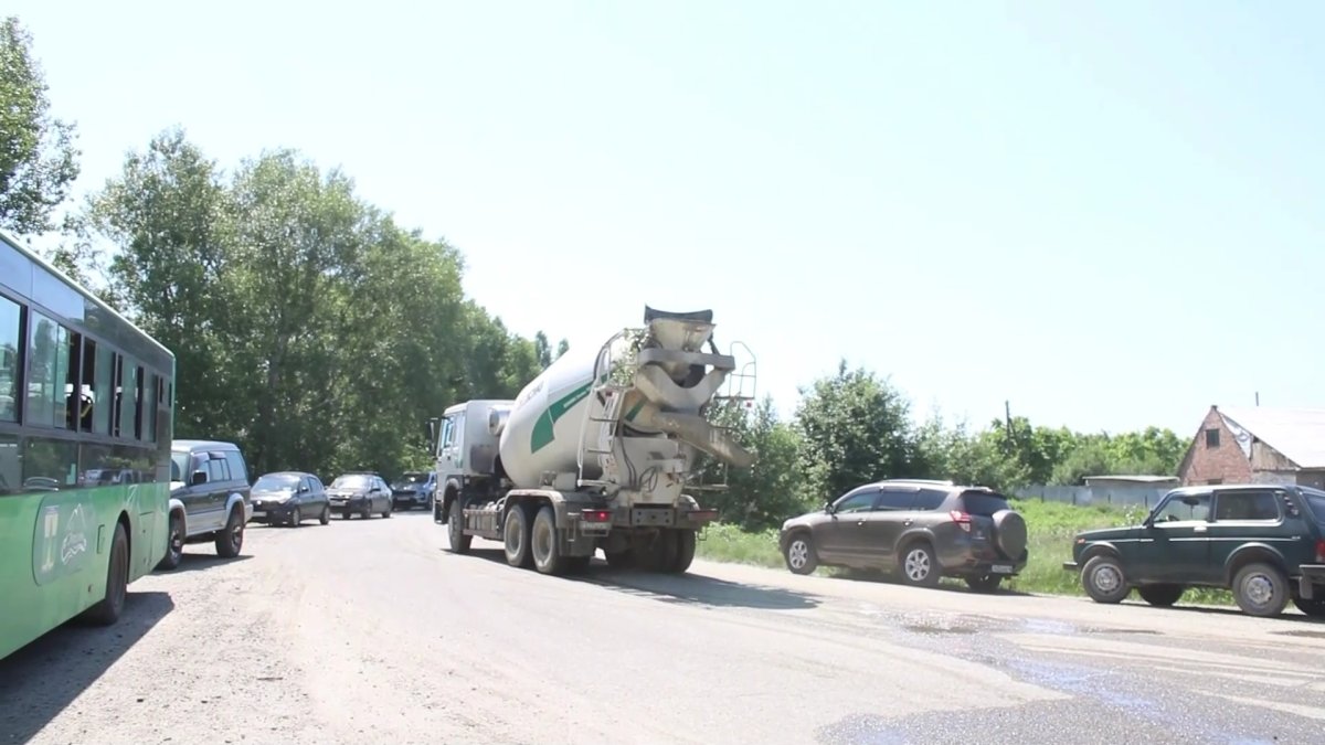 Более 2 тыс. жителей Усть-Каменогорска требуют закрыть дорогу для грузового транспорта