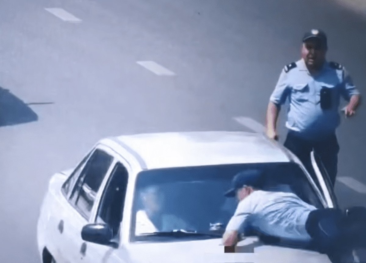 Шымкентец «прокатил» полицейского на капоте автомобиля