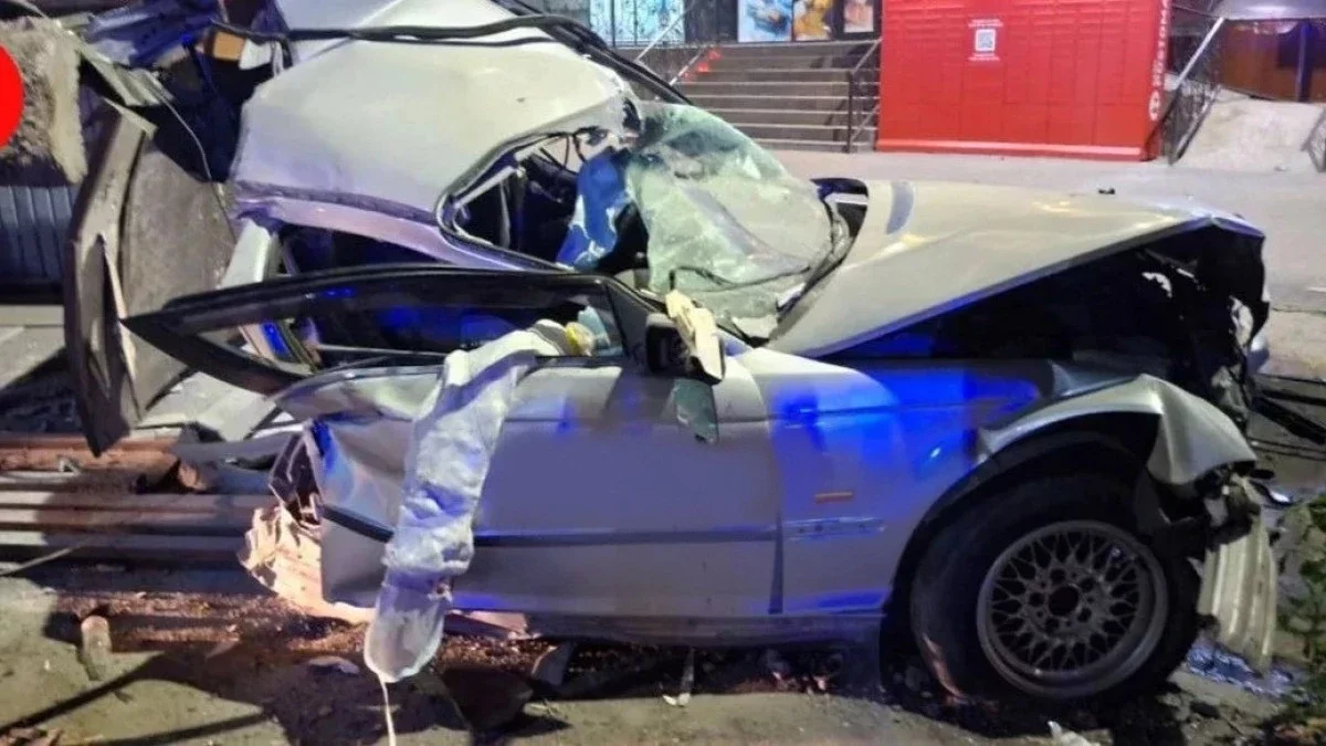 Алматы облысында көлік аялдамаға соғылып, екі адам мерт болды