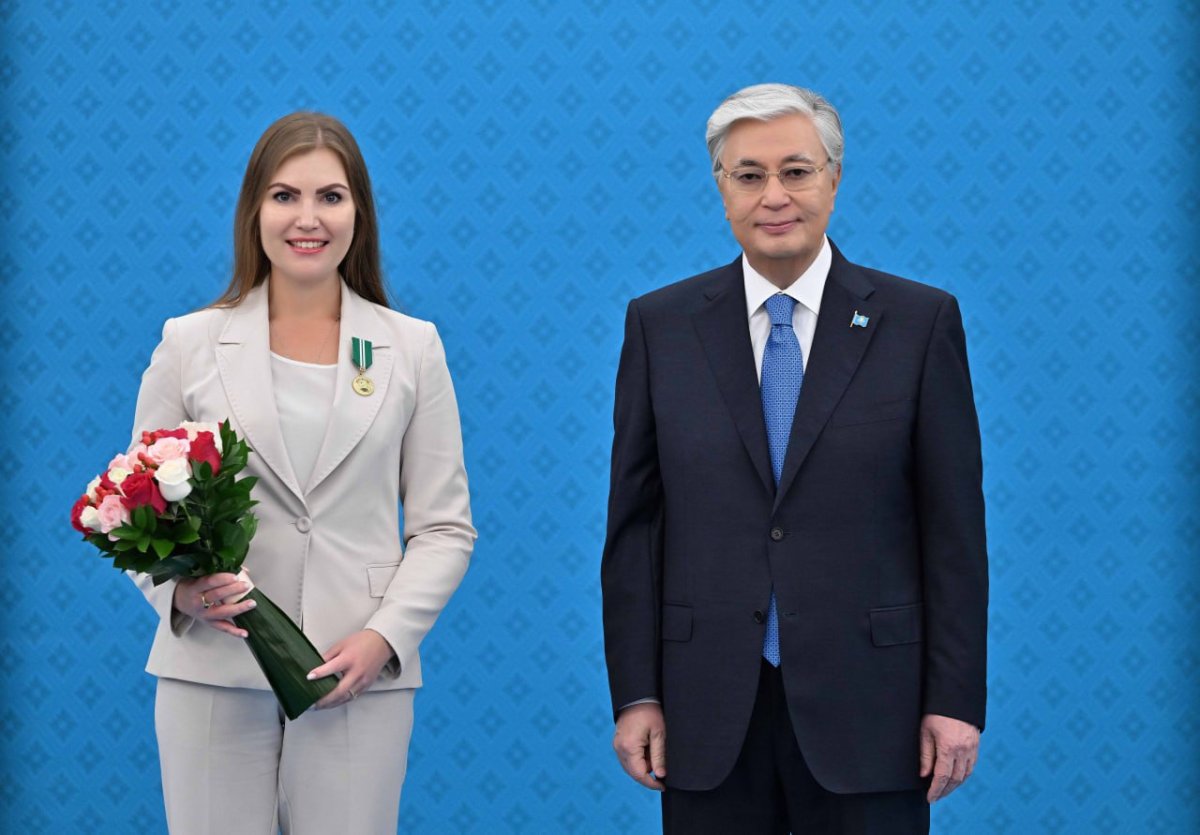 Токаев вручил награды медицинским работникам