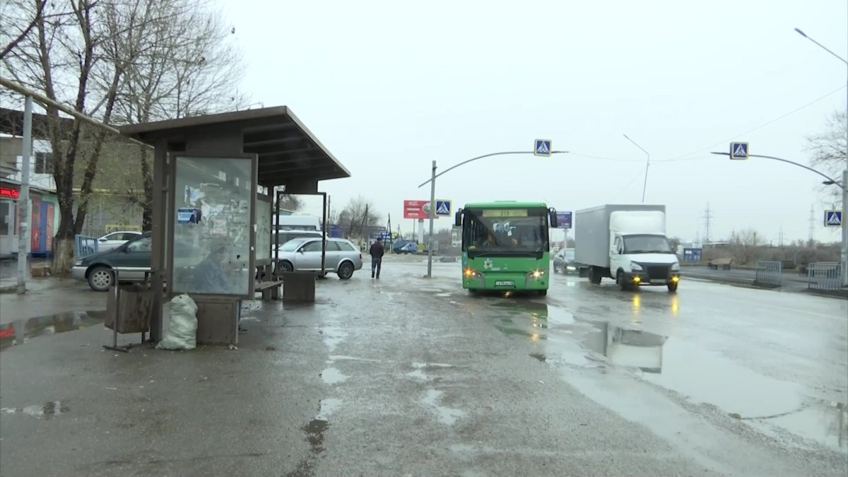 Алматы облысында көлік аялдамаға соғылып, екі адам көз жұмды