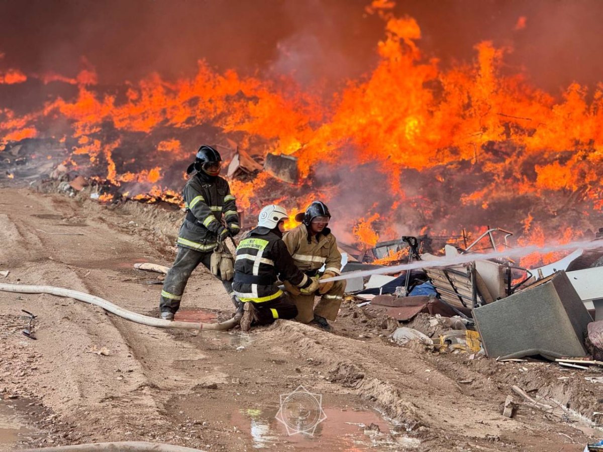 Горы мусора горят под Астаной