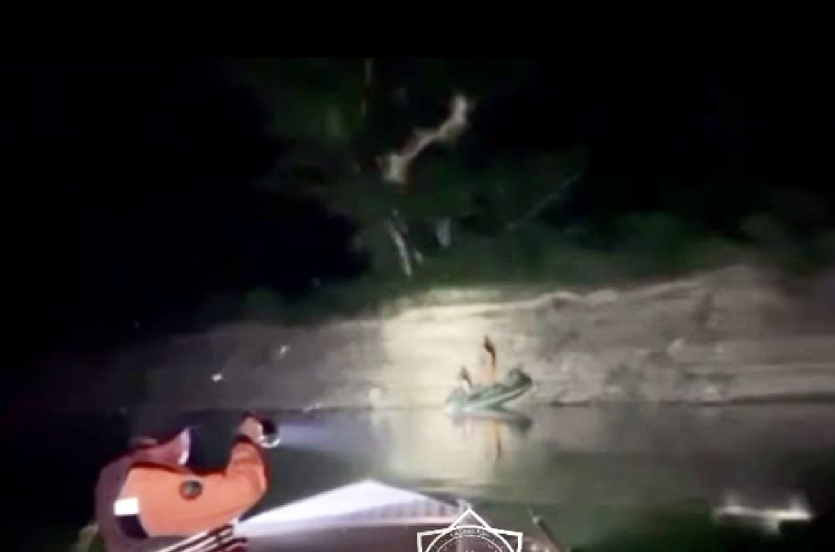 Парочку унесло на лодке на ночном Иртыше