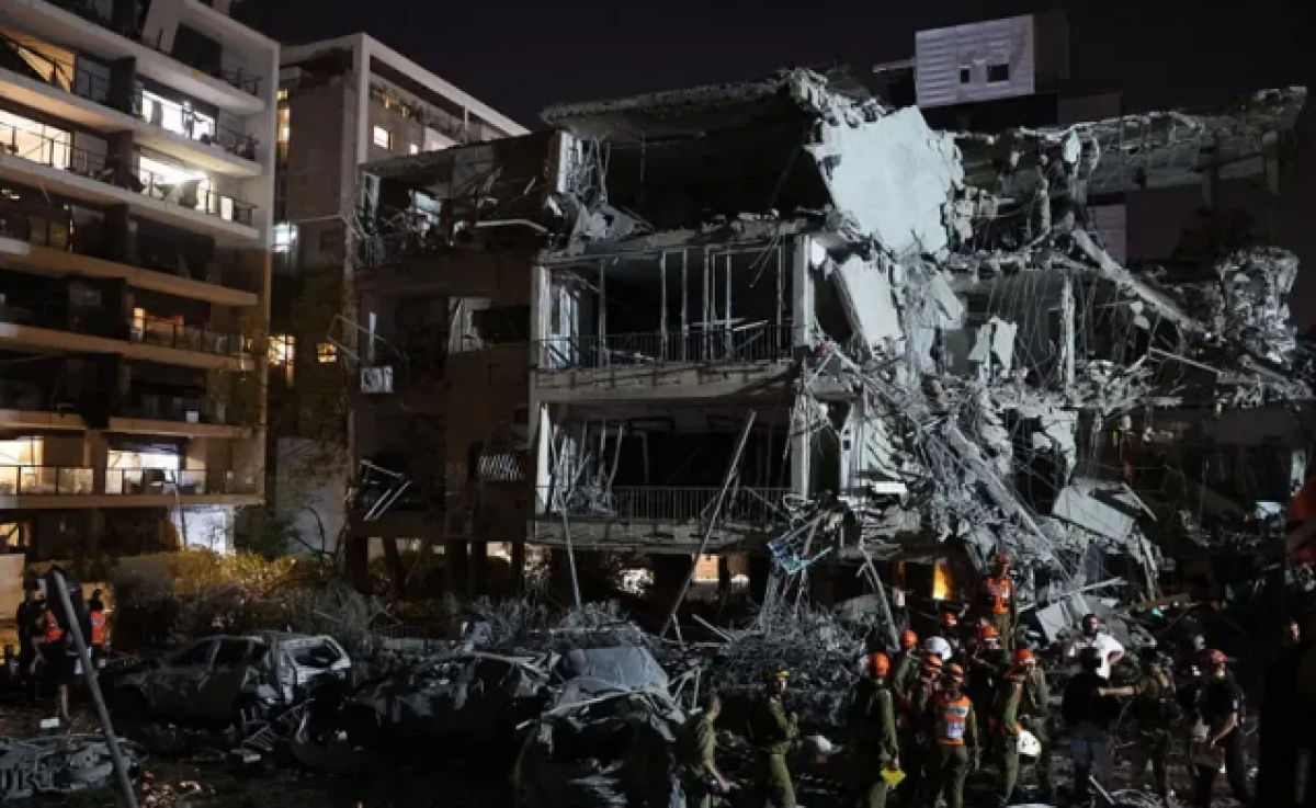 В ответ на удары Иран запустил по Израилю баллистические ракеты. В израильских городах есть разрушения и раненые