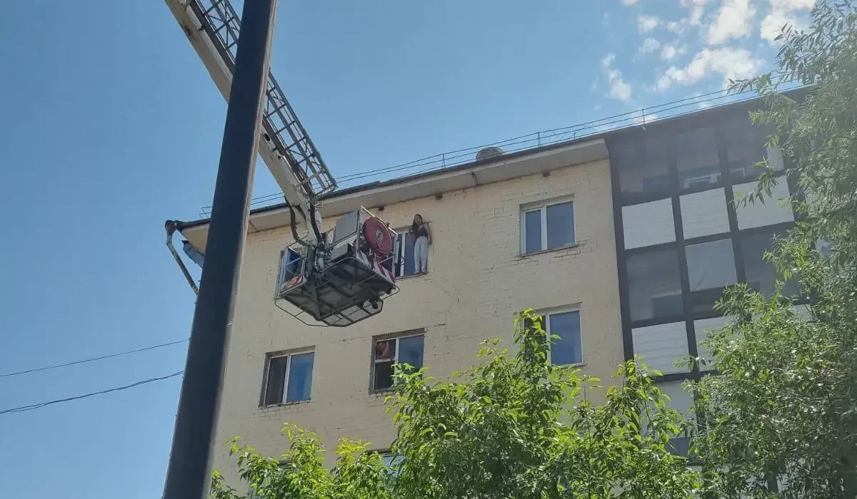 Астанада құтқарушылар 5-қабаттан секірмек болған қызды аман алып қалды