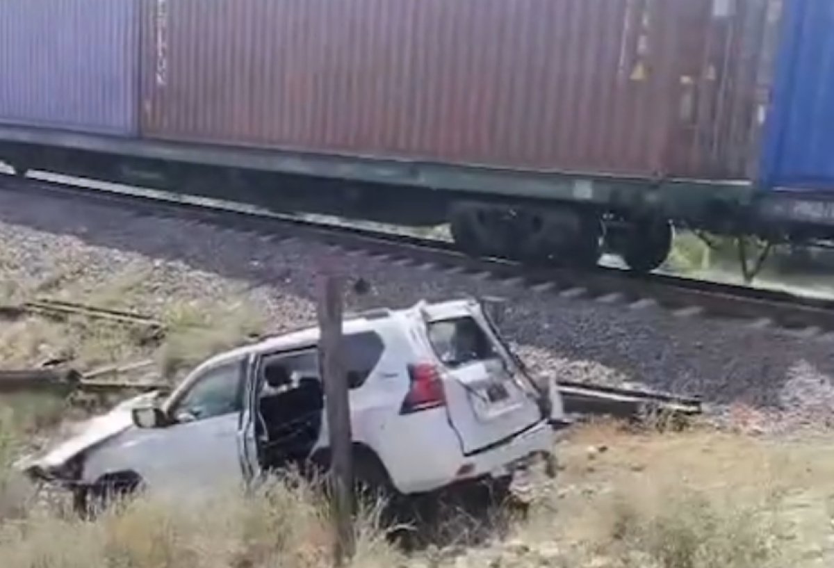 Land Cruiser столкнулся с грузовым поездом в Алматинской области: есть пострадавший