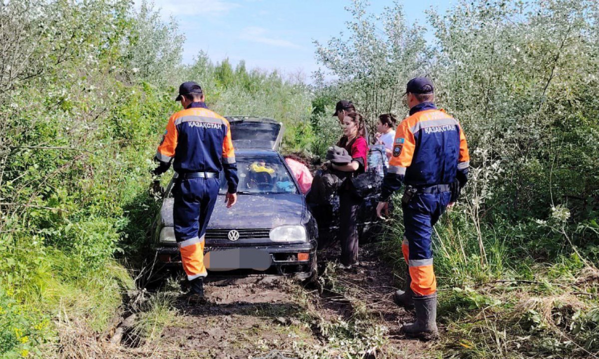 Дорогу размыло после сильного дождя под Уральском