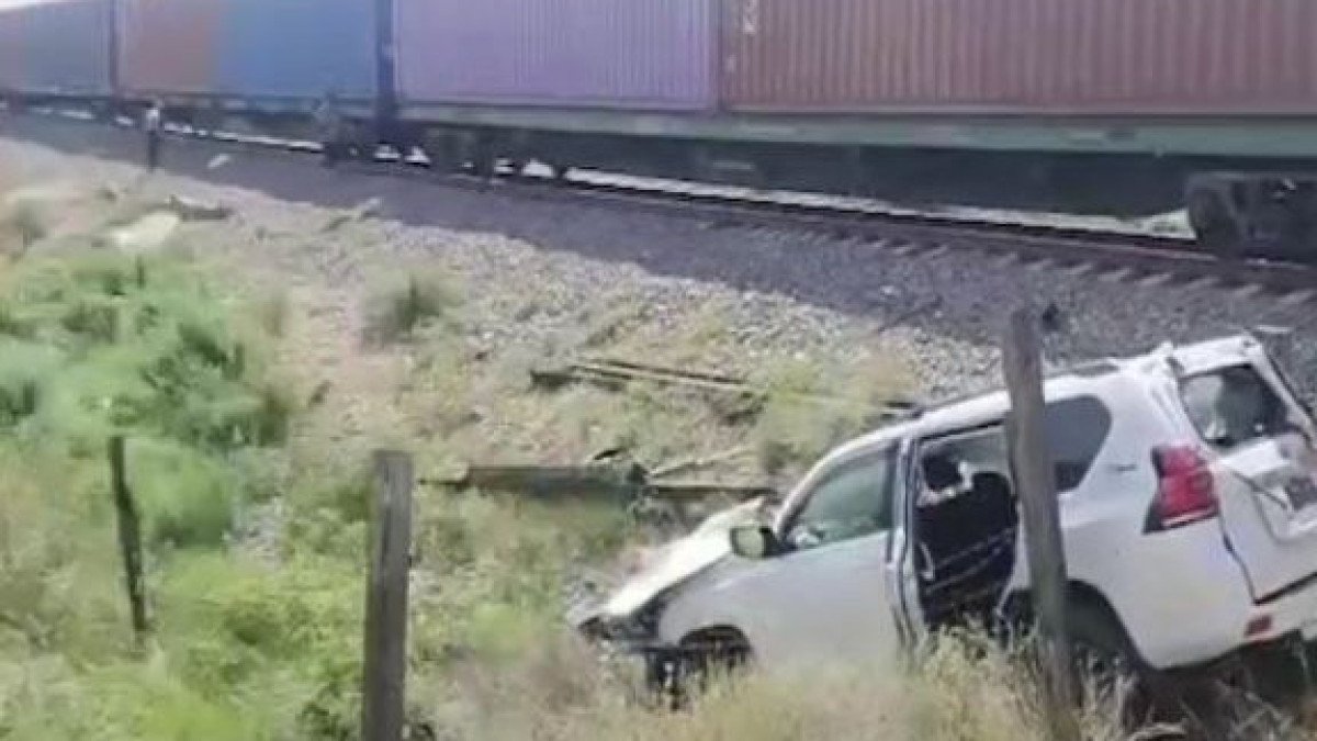 Алматы маңында Toyota Land Cruiser жүк пойызымен соқтығысты