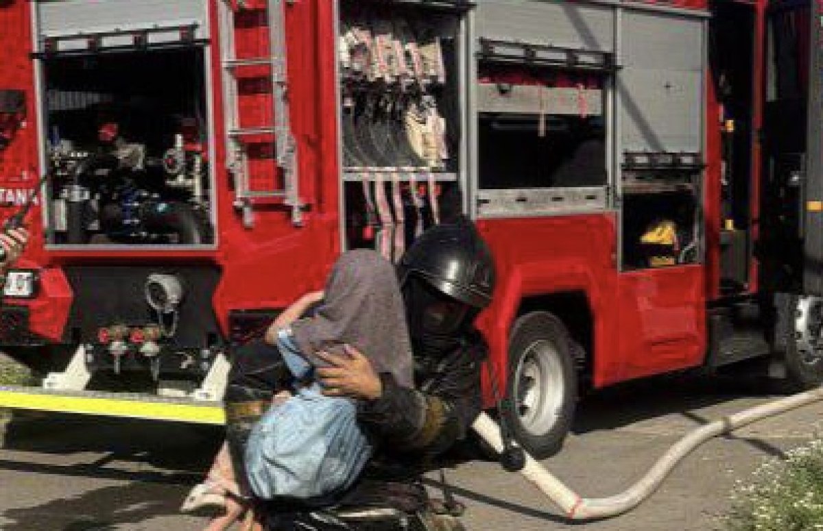 Женщину с ребёнком спасли из горящего коттеджа в Астане