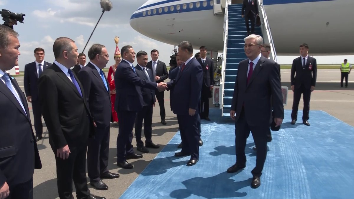 Глава государства встретил в аэропорту Астаны председателя КНР