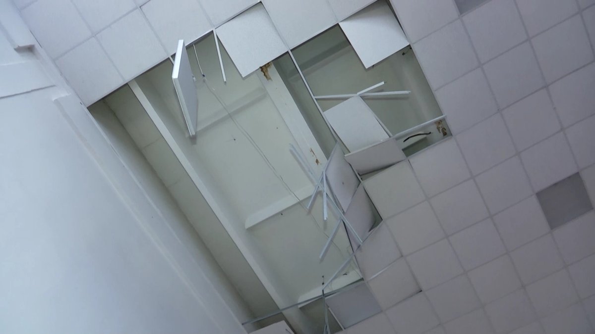 Потолочное покрытие обрушилось во время вручения аттестатов в одной из школ Петропавловска