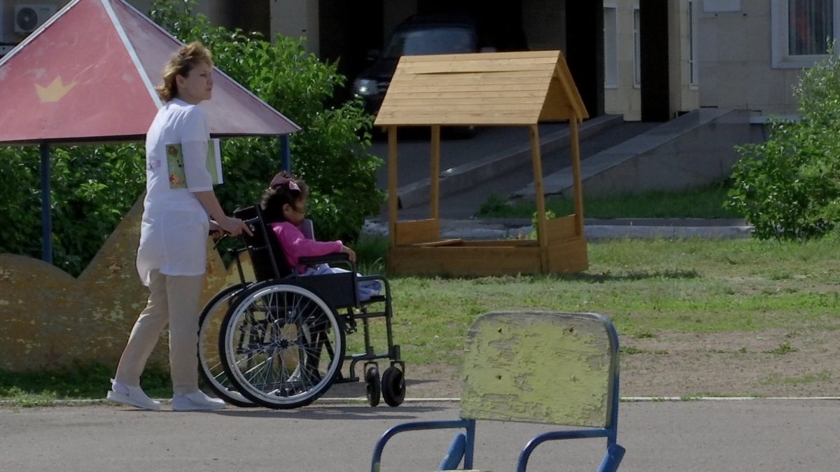 «Пожизненно будет содержать государство»: министр о девочке, потерявшей ноги в ДТП с автобусом в Астане