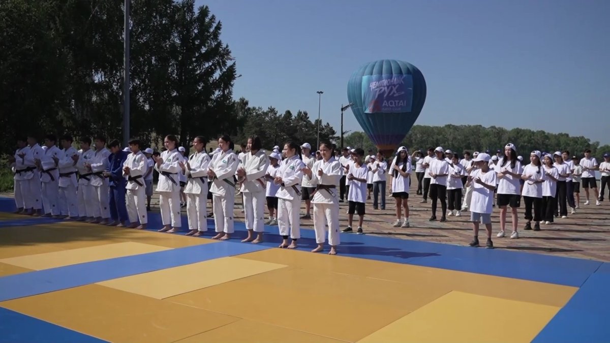 Массовая утренняя зарядка прошла сегодня в Усть-Каменогорске в рамках проекта «Чемпиондық рух»