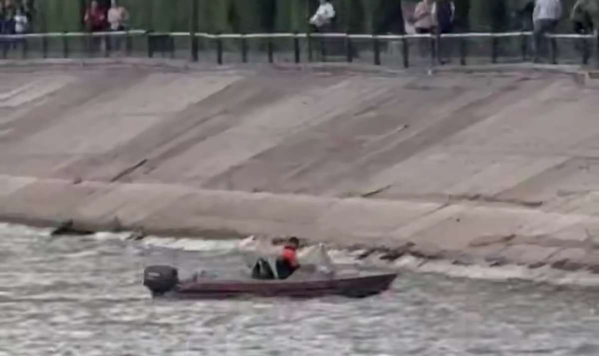 Женщина спрыгнула с причала в реку в Атырау