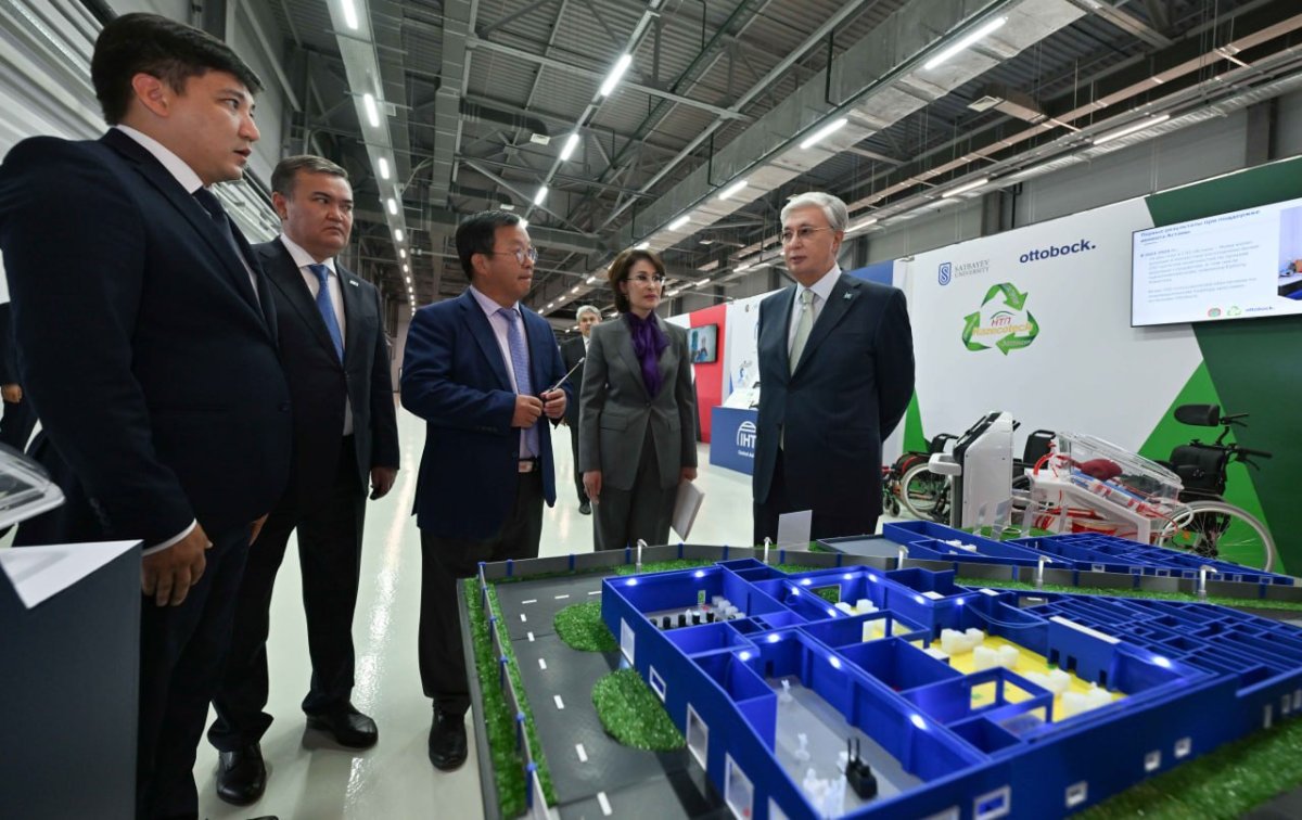Президент медициналық мақсаттағы бұйымдар шығаратын елордалық кәсіпорындар көрмесін тамашалады