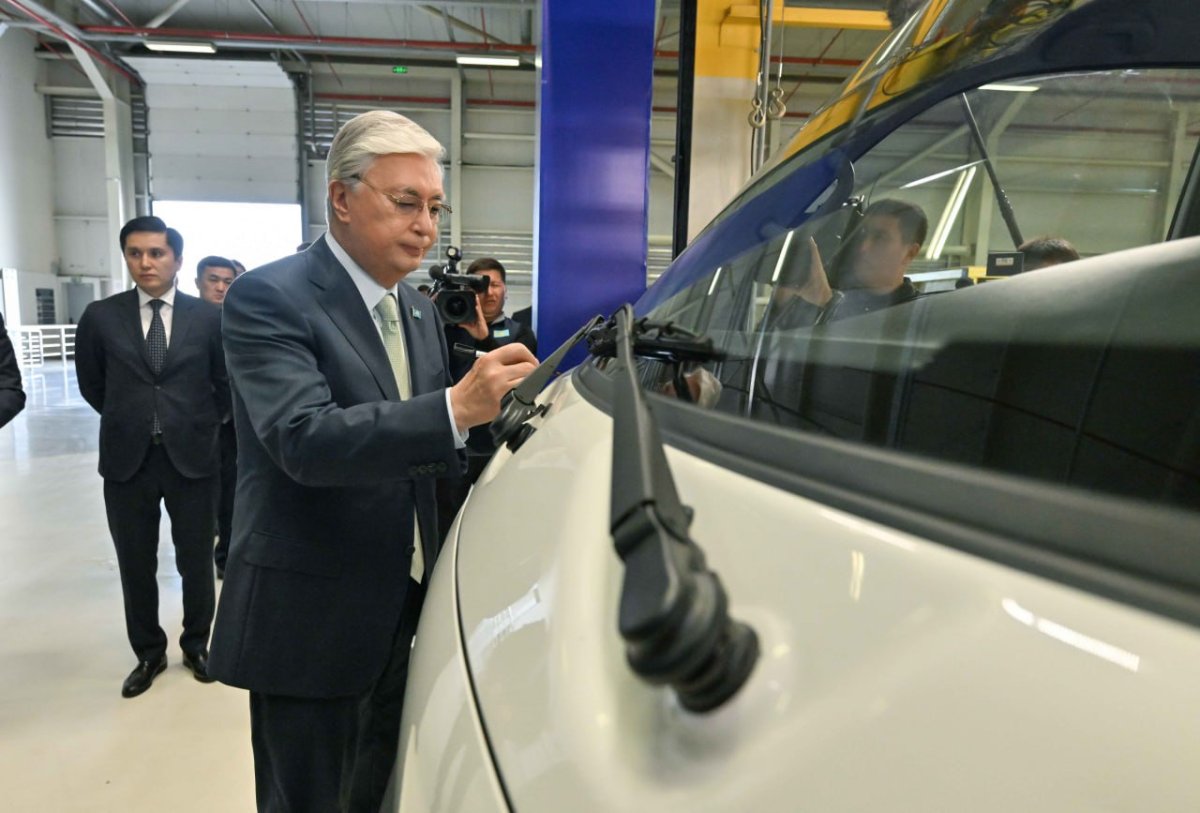 Президент оставил автограф на кузове KIA казахстанской сборки