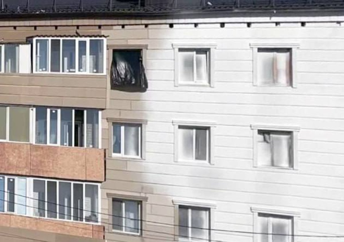 В Костанае рабочие закрасили окна вместе со стенами