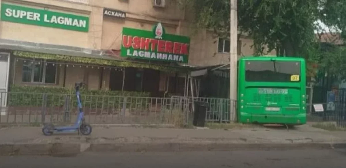 Алматыда көлікпен соқтығысқан автобус ғимаратқа кіріп кетті