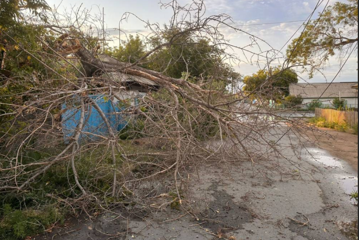 Удар стихии: 17 пострадавших, один погибший, около 70 поврежденных зданий