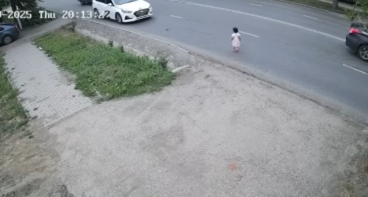 Маленькая девочка одна вышла на оживленную трассу в Актобе