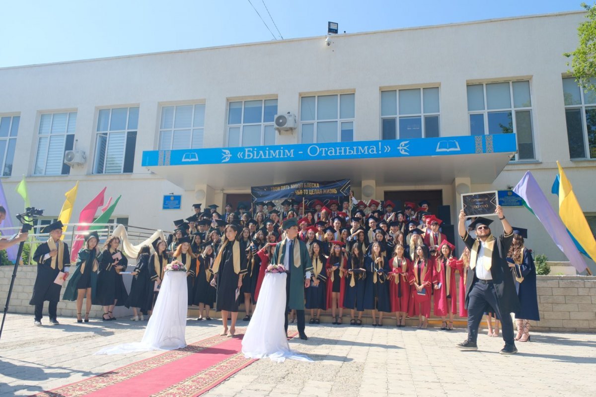 Выпускники из Актау отказались от пышного праздника и помогли детям с аутизмом