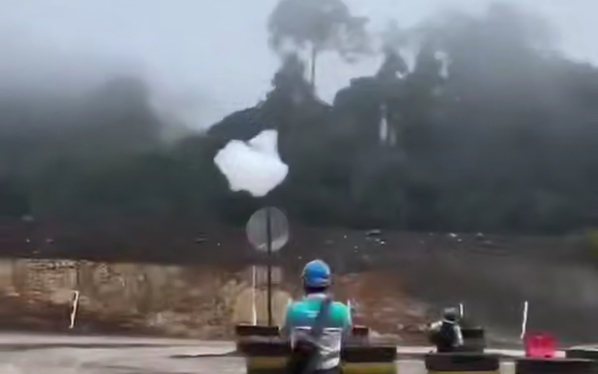 Облако упало на землю в Индонезии (ВИДЕО)