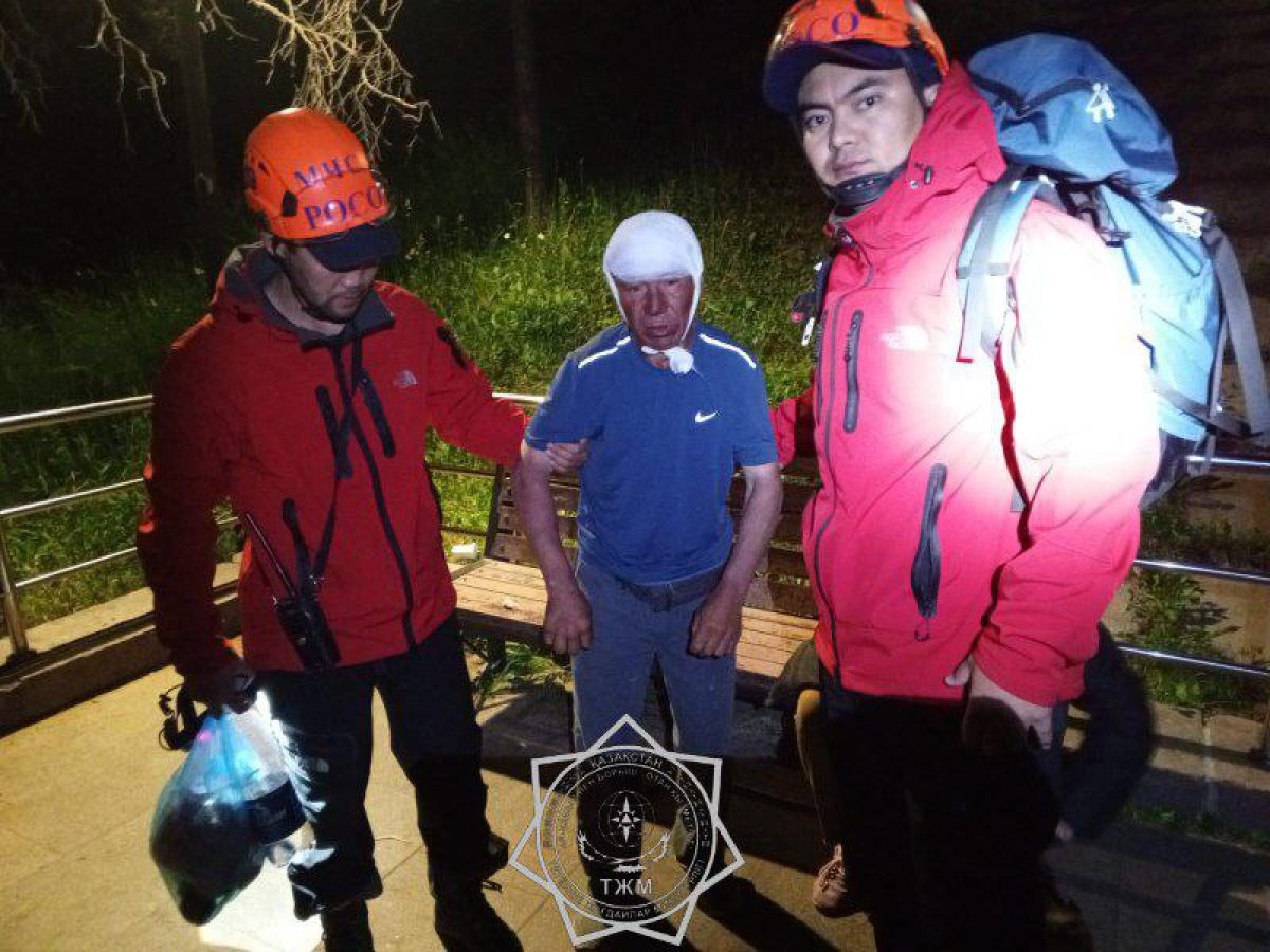 Мужчина сорвался с «лестницы здоровья» на Медеу